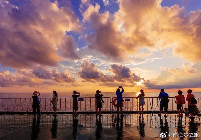 我在人間販賣(mài)日落,你像神明一樣慷慨地將光撒向我。